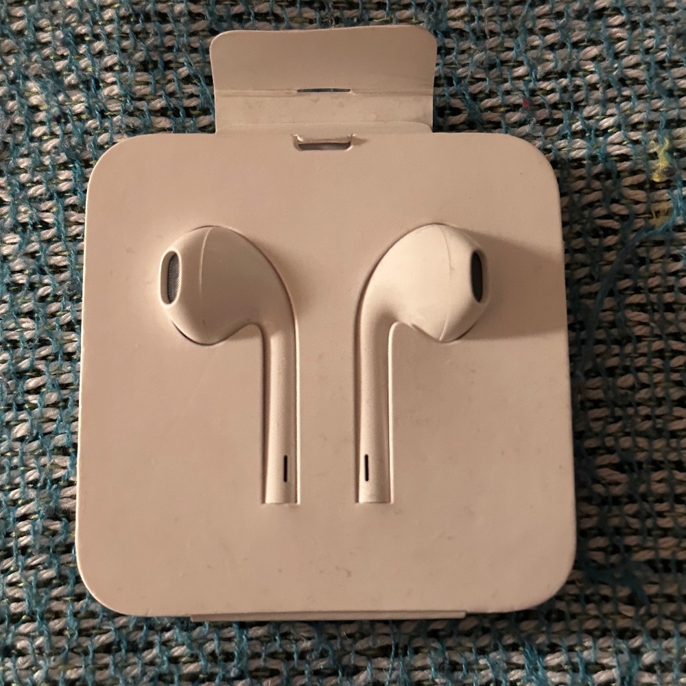 NEW EarPods (lightening protector)